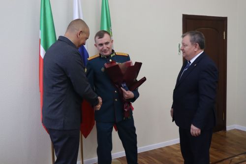 В Нурлате бойцу СВО вручили партбилет, а волонтера наградили медалью