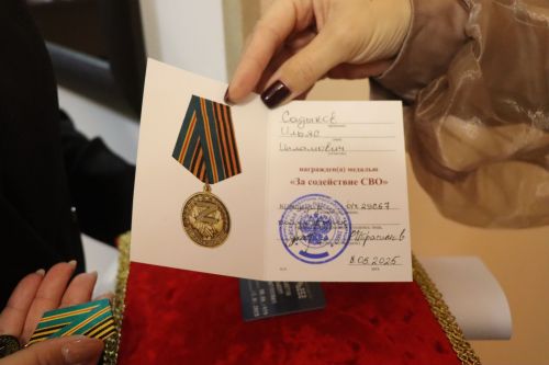 В Нурлате бойцу СВО вручили партбилет, а волонтера наградили медалью