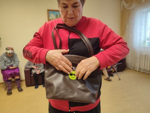 В Нурлатском доме-интернате учат пожилых быть заметнее на дороге в тёмное время суток