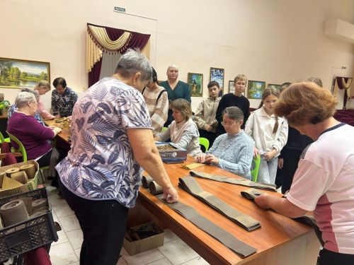 Шестиклассники Нурлата познают азы изготовления маскировочных сетей