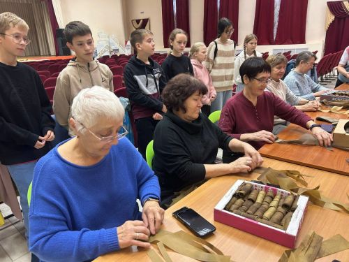 Шестиклассники Нурлата познают азы изготовления маскировочных сетей