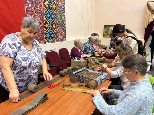Шестиклассники Нурлата познают азы изготовления маскировочных сетей