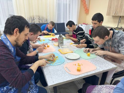 В «Гармонии» прошел вкусный урок: от простых ингредиентов до горячего бутерброда