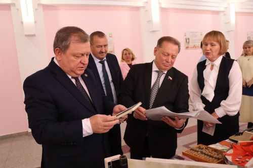 Развитие системы образования Нурлатского района представили на выставке ко Дню Учителя