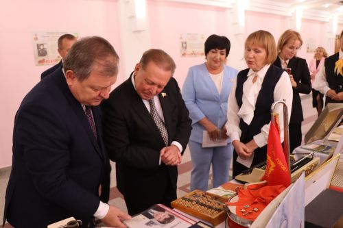 Развитие системы образования Нурлатского района представили на выставке ко Дню Учителя