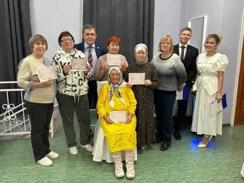 Главврач Нурлатской ЦРБ подарил подписку ветеранам медицины