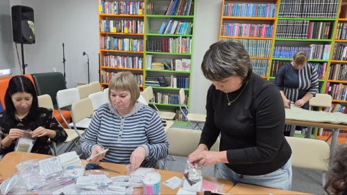Забота о бойцах: в Нурлатской библиотеке собрали наборы «сухого душа»