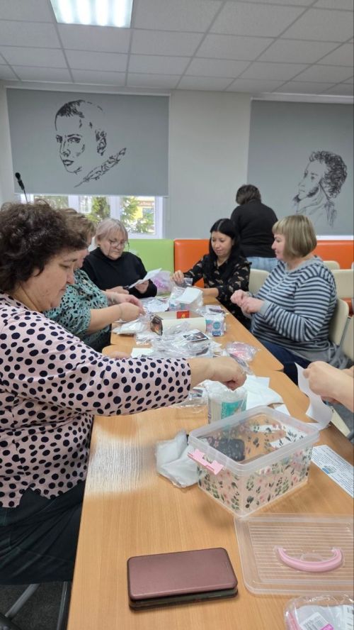 Забота о бойцах: в Нурлатской библиотеке собрали наборы «сухого душа»