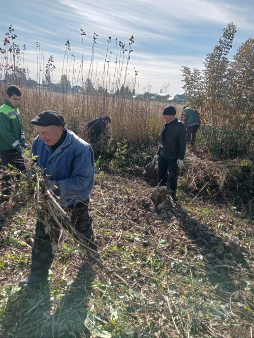 Жители Верхнего Нурлата активно участвуют в осенних субботниках
