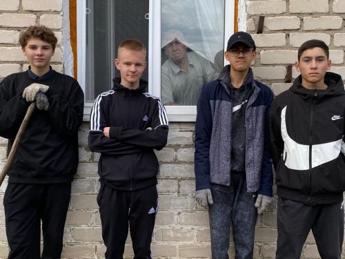 Волонтеры «ДарИМ добро» Егоркинской школы заботятся о старшем поколении