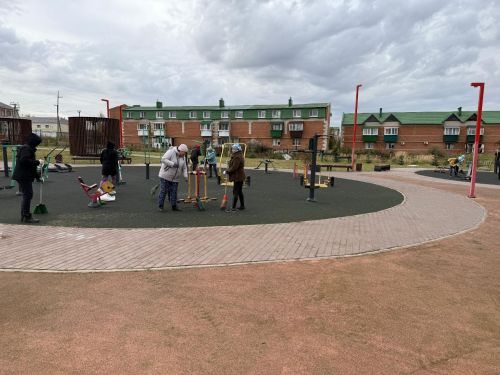 Сотрудники спортивного комплекса «Тулпар» провели осенний субботник