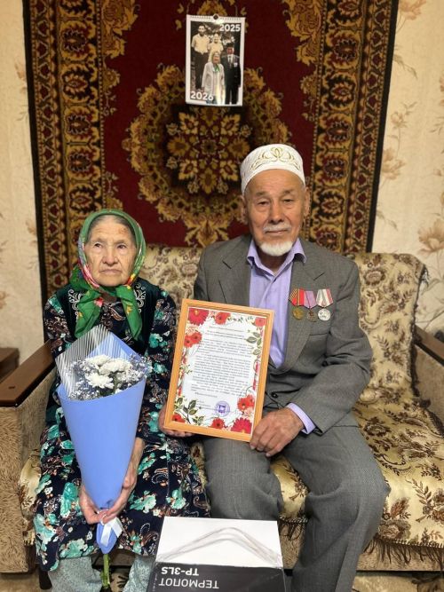 Ветеран труда из Нурлата Рашит Галиев принимает поздравления с 90-летним юбилеем