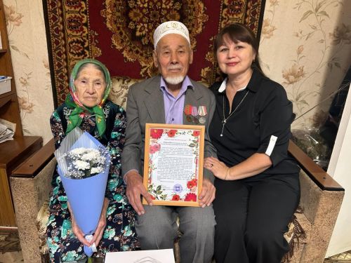 Ветеран труда из Нурлата Рашит Галиев принимает поздравления с 90-летним юбилеем