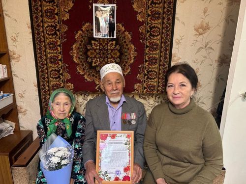 Ветеран труда из Нурлата Рашит Галиев принимает поздравления с 90-летним юбилеем