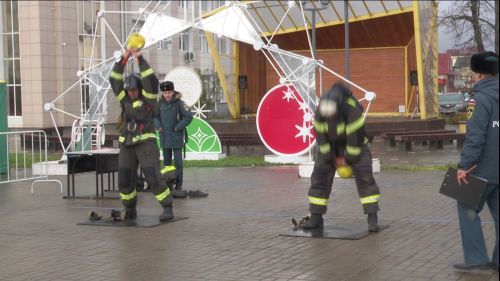 На центральной площади Нурлата пожарные поднимали 16-ти килограммовую гирю
