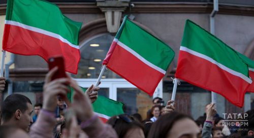 Дамир Ишкинеев поздравил нурлатцев с Днём государственного флага Республики Татарстан