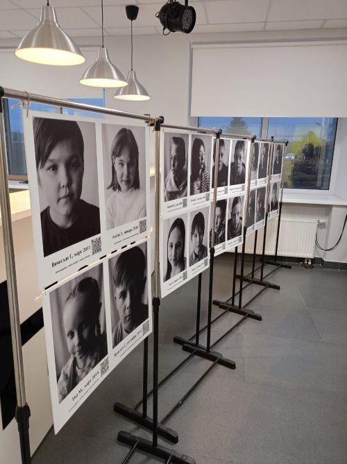 Найти семью для ребенка: в КДЦ «Грани» работает уникальная фотовыставка