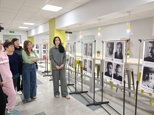 Найти семью для ребенка: в КДЦ «Грани» работает уникальная фотовыставка