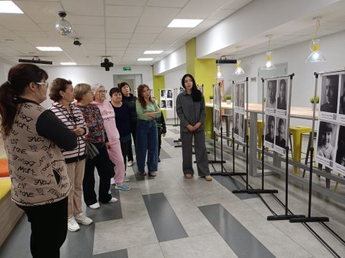 Найти семью для ребенка: в КДЦ «Грани» работает уникальная фотовыставка