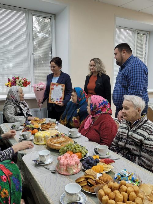 Жительницу Нурлата поздравили с 90-летием