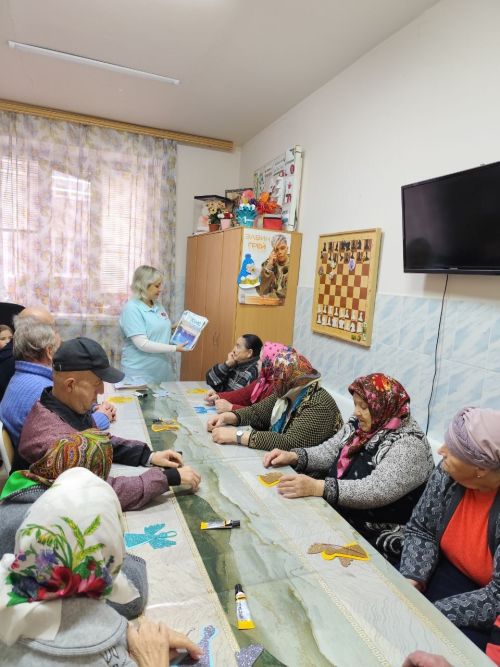 Ангелы-хранители своими руками: библиотекари подарили тепло пожилым людям