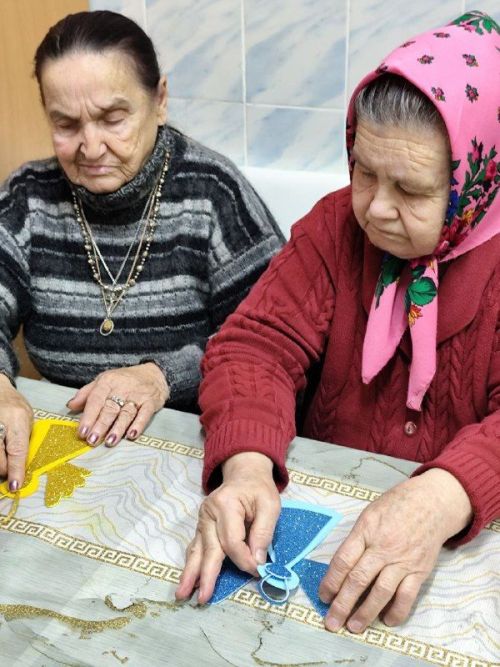Ангелы-хранители своими руками: библиотекари подарили тепло пожилым людям
