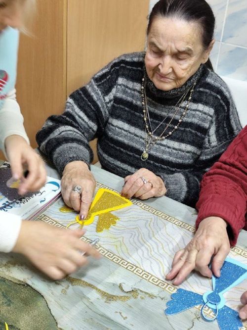 Ангелы-хранители своими руками: библиотекари подарили тепло пожилым людям