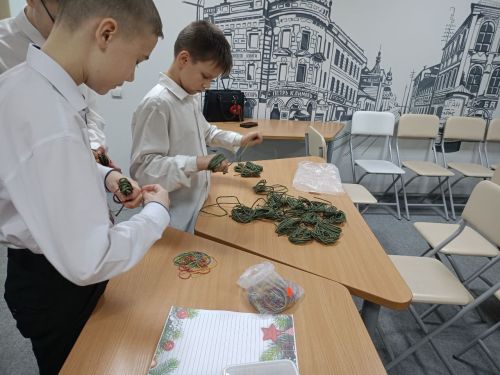 Юные волонтеры Нурлата соткали невидимый щит для наших бойцов