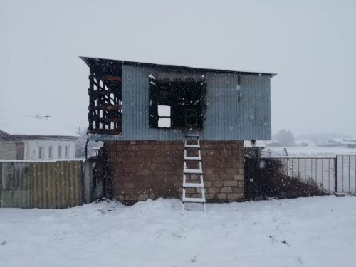 В Средней Камышле пожар возник в сарае
