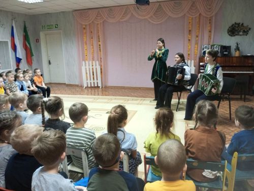 Юные артисты «Сэлэт» подарили праздник детям сада «Камыр‑батыр»
