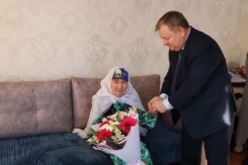 Ветеран труда из Нурлатского района принимает поздравления с 100-летним юбилеем