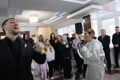 Фирдус Тямаев подарил новогоднее чудо детям героев (+фоторепортаж)