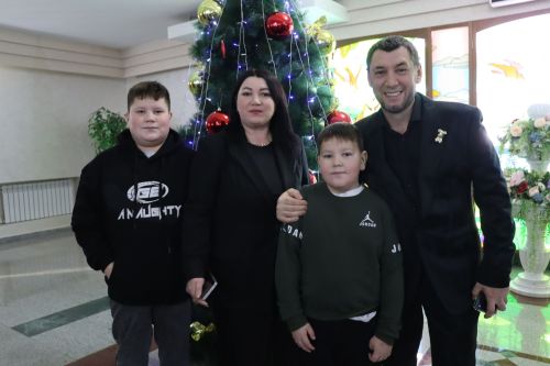 Фирдус Тямаев подарил новогоднее чудо детям героев (+фоторепортаж)