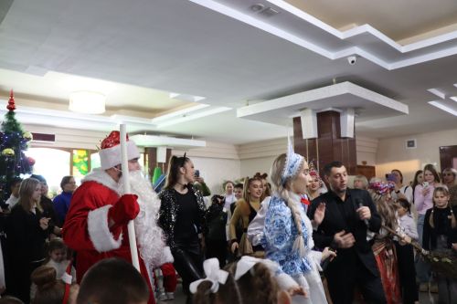 Фирдус Тямаев подарил новогоднее чудо детям героев (+фоторепортаж)