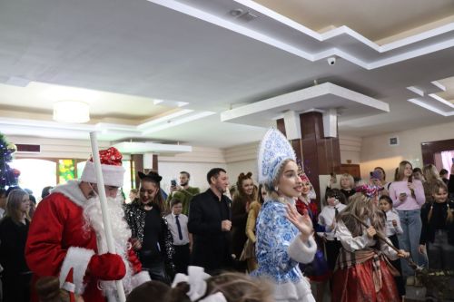 Фирдус Тямаев подарил новогоднее чудо детям героев (+фоторепортаж)
