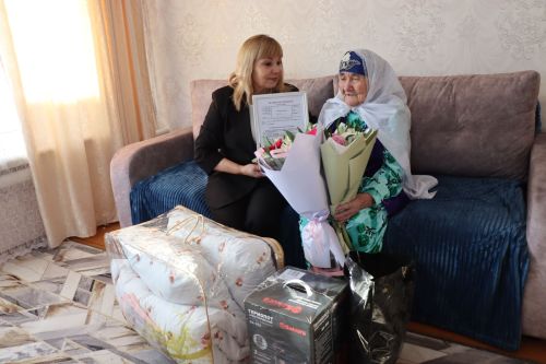 Ветеран труда из Нурлатского района принимает поздравления с 100-летним юбилеем