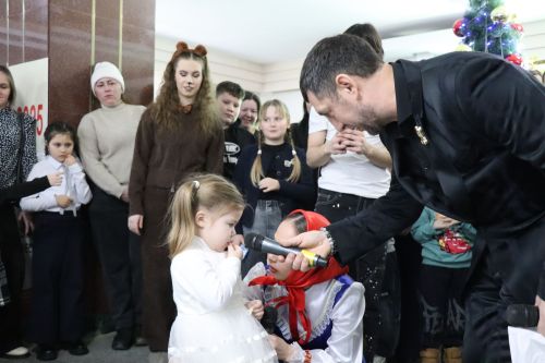 Фирдус Тямаев подарил новогоднее чудо детям героев (+фоторепортаж)