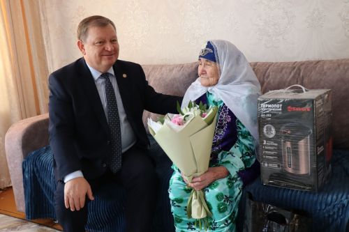 Ветеран труда из Нурлатского района принимает поздравления с 100-летним юбилеем
