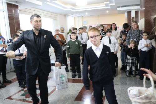 Фирдус Тямаев подарил новогоднее чудо детям героев (+фоторепортаж)