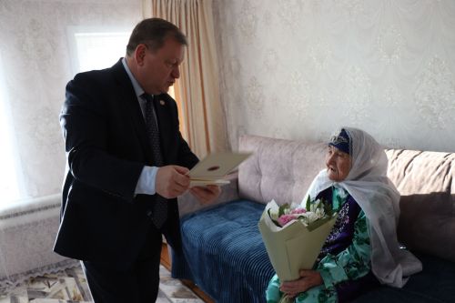 Ветеран труда из Нурлатского района принимает поздравления с 100-летним юбилеем