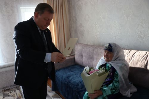 Ветеран труда из Нурлатского района принимает поздравления с 100-летним юбилеем