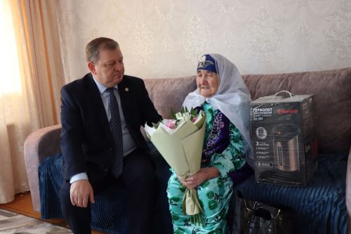 Ветеран труда из Нурлатского района принимает поздравления с 100-летним юбилеем