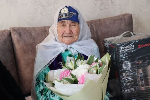 Ветеран труда из Нурлатского района принимает поздравления с 100-летним юбилеем