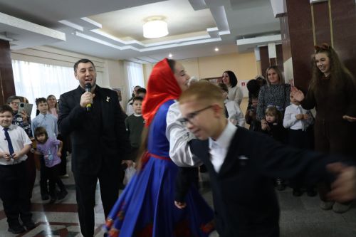 Фирдус Тямаев подарил новогоднее чудо детям героев (+фоторепортаж)