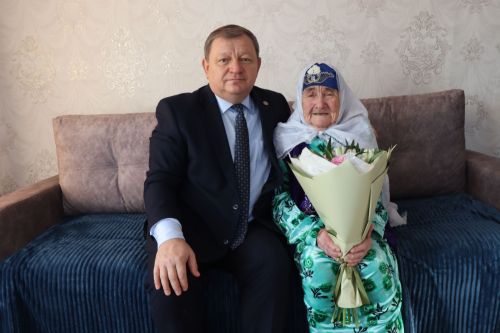 Ветеран труда из Нурлатского района принимает поздравления с 100-летним юбилеем