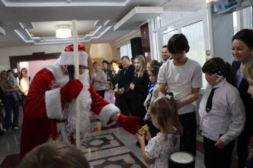Фирдус Тямаев подарил новогоднее чудо детям героев (+фоторепортаж)