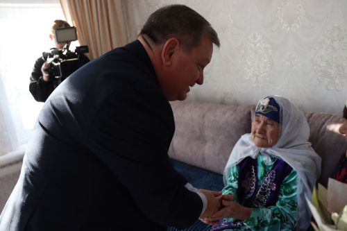 Ветеран труда из Нурлатского района принимает поздравления с 100-летним юбилеем