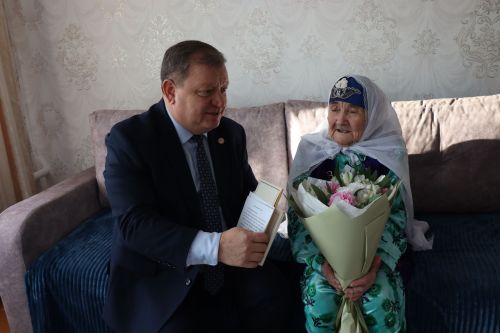 Ветеран труда из Нурлатского района принимает поздравления с 100-летним юбилеем