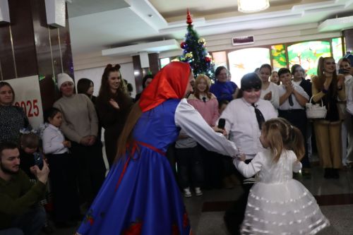 Фирдус Тямаев подарил новогоднее чудо детям героев (+фоторепортаж)