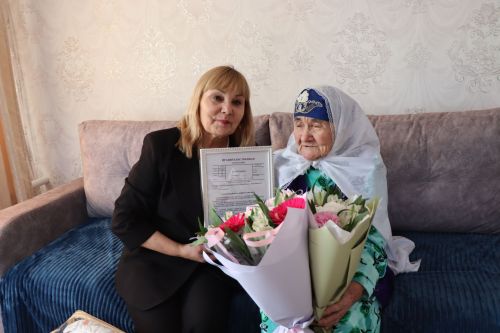 Ветеран труда из Нурлатского района принимает поздравления с 100-летним юбилеем